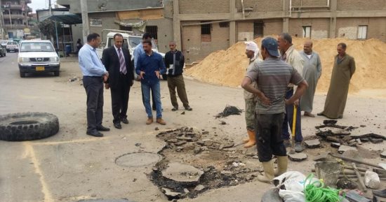 صور.. إصلاح خطوط المياه والصرف الصحى بدسوق فى كفر الشيخ