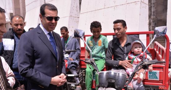 صور.. محافظ أسيوط يسلم 49 تروسيكل من إجمالى 150 بتكلفة 2.750 مليون جنيه