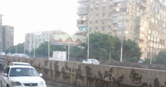 صور.. قارئ يرصد ترك أعمدة الكهرباء مضاءة نهارا أعلى كوبرى الدقى