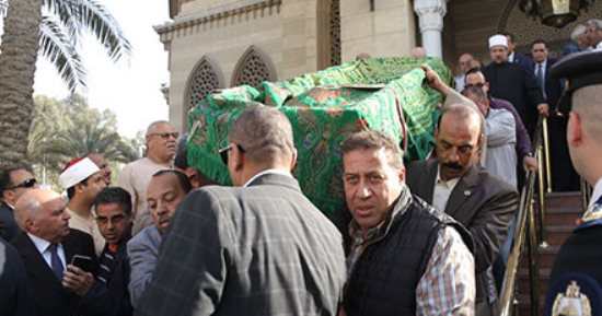 وزير الأوقاف والمفتى ونواب يؤدون صلاة جنازة زوجة وكيل أول البرلمان (صور)