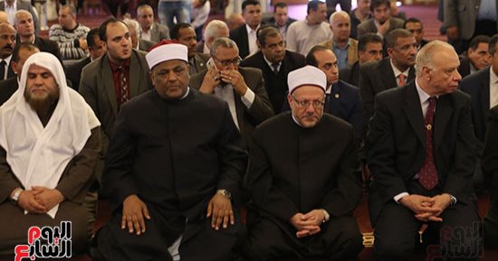 رئيس البرلمان ووزراء ومفتى الجمهورية يشاركون بجنازة حرم السيد الشريف (صور)