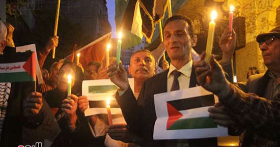 صور.. حزب التجمع ينظم وقفة بالشموع تضامنا مع ضحايا فلسطين فى "يوم الأرض"