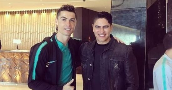 أبو هشيمة يهنئ رونالدو بعد هدفه الخيالى: "أنت لاعب خارق يا صديقى"