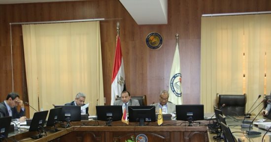 اجتماع لجنة تقييم المرشحين لمنصب عميد كلية الطب البيطرى ببنى سويف