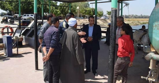 صور.. رئيس مدينة أبوقرقاص بالمنيا يتفقد حالة المعديات ببنى حسن