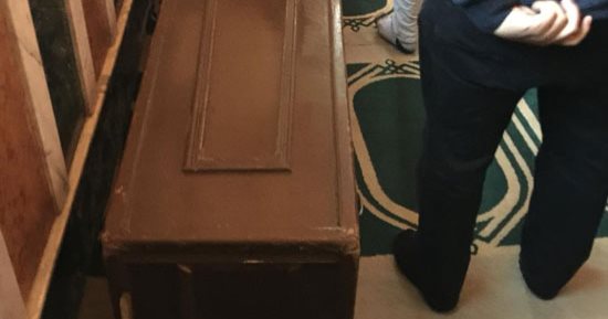 صور.. وصول جثمان أحمد خالد توفيق مسجد السلام بطنطا لأداء صلاة الجنازة