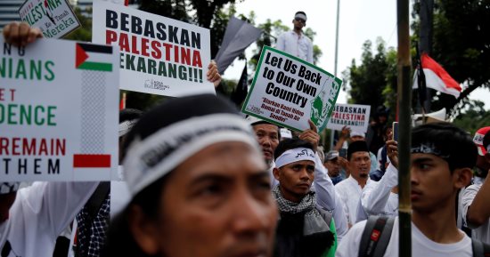 صور.. تظاهر مواطنو إندونسيا تضامنا مع ضحايا فلسطين بمسيرة العودة 