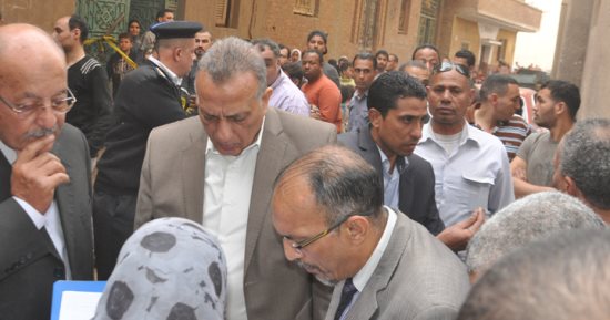 صور.. إشغالات الباعة الجائلين خارج سوق البطران بالهرم تتسبب فى تكدس مرورى