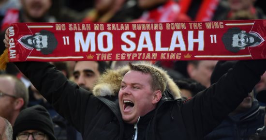 الكل يقف فى أنفيلد لتحية محمد صلاح وعلم مصر يظهر بالمدرجات.. فيديو