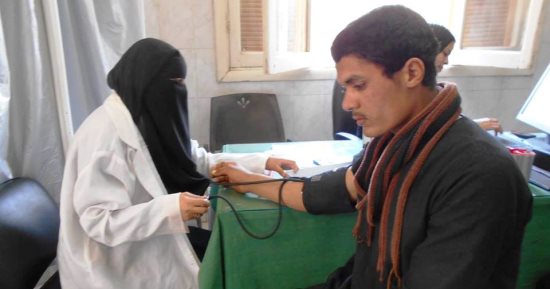 صحة الأقصر تكشف على 671 مواطن فى قافلة بمدينة الطود
