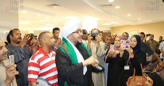 صور.. المنشد محمود الحديوى يدعم مرضى السرطان ويشاركهم بابتهالات دينية بالأقصر