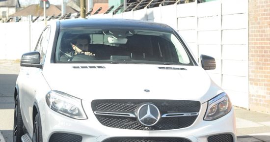 محمد صلاح يصل مقر تدريبات ليفربول للاطمئنان على الإصابة.. صور