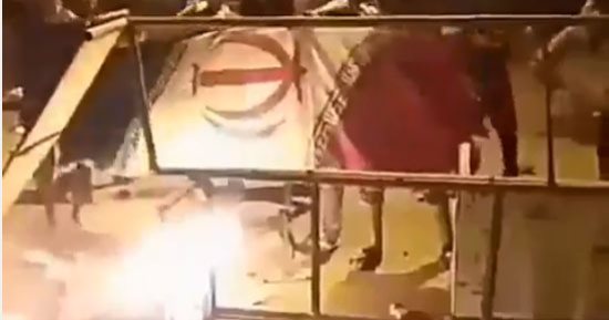 فيديو.. عرب الأحواز يحرقون علم إيران فى احتجاجاتهم الليلية
