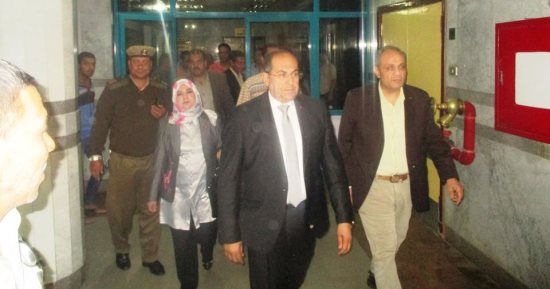 صور.. محافظ سوهاج ينتقل إلى مستشفى الهلال لزيارة المصابين بحادث التصادم