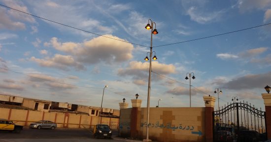 صورة.. قارئ يرصد ترك أعمدة الكهرباء مضاءة فى الموقف الجديد بمحرم بك