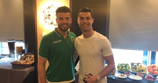 كريستيانو رونالدو يدعم ناديه السابق قبل مواجهة أتلتيكو مدريد.. صور