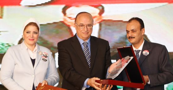 صور.. حملة مواطن تكرم السفير محمود كارم المنسق العام لحملة الرئيس السيسي 