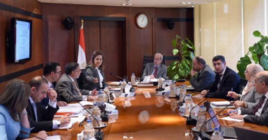 صور.. رئيس الوزراء يستعرض مع وزيرة التخطيط ربط خطة التنمية المستدامة باستراتيجية 2030
