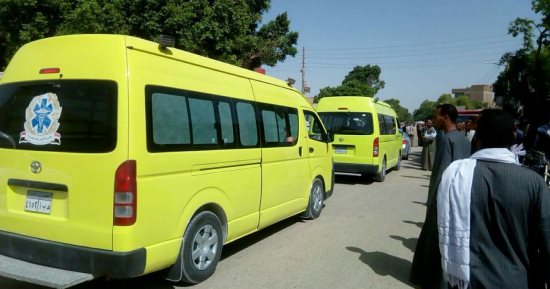 صور.. أهالى إسنا بالأقصر يشيعون جنازات 19 من ضحايا حادث الطريق الصحراوى بسوهاج