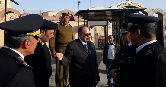 صور.. مدير أمن الجيزة يتفقد خدمات تأمين الكنائس بـ6 أكتوبر