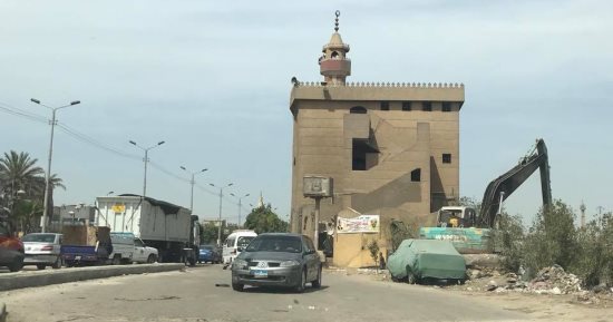 صور.. قارئ يرصد سير السيارات عكس الاتجاه فى نزلة كوبرى السواح بشبرا الخيمة