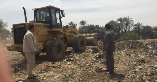 صور.. رفع 70 طن قمامة وأتربة فى حملة مكبرة بالبلينا سوهاج