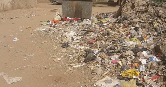 اضبط مخالفة.. القمامة تحاصر مبنى التأمين الصحى بالمنشأة سوهاج