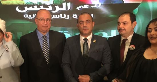 صور ..السفير محمود كارم يكرم أعضاء حملة مواطن باحتفالية فوز السيسى