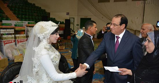 محافظ الدقهلية يقدم 117 ألف جنيه إعانات مالية فى احتفالية 13 عريسًا