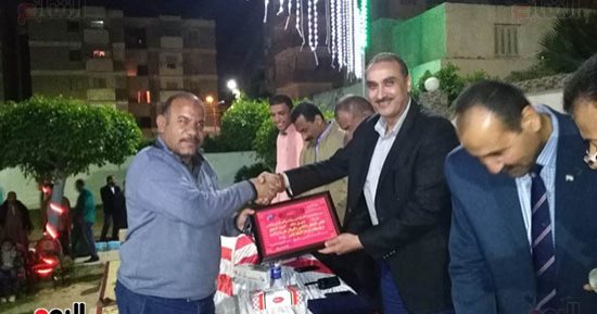 فيديو وصور .. رئيس مدينة القنطرة يكرم عددا من المشاركين فى انتخابات الرئاسة