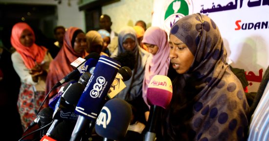 صور.. السودان يعيد 7 نساء من ليبيا بعد انتماءهم لتنظيم داعش 
