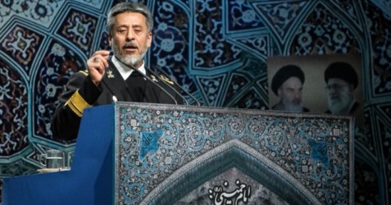 قائد بالجيش الإيرانى يصعد على منبر الجمعة ويلقى خطبة قبل الصلاة