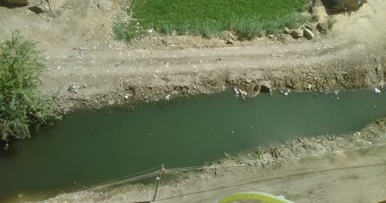 صور.. أهالى المسلة يطالبون بتغطية مجرى مائى وسط المنطقة السكنية