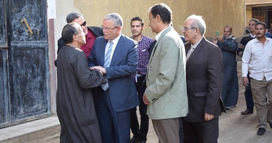 صور.. محافظ المنيا يقدم واجب العزاء لأسرة شهيد سيناء بمغاغة