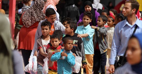 صور.. صندوق "تحيا مصر" يوزع أعلاما وتيشرتات على الأطفال الأيتام