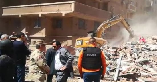 صور.. مدير أمن الإسكندرية يتفقد موقع العقار المنهار بسيدى جابر