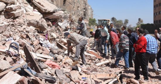 صور.. محافظ الإسكندرية:عودة حركة القطارات فى الاتجاهين بعد رفع أنقاض عقار منهار