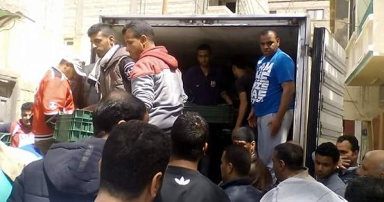 صور.. توزيع أسماك على تجار العريش بحضور مدير التموين