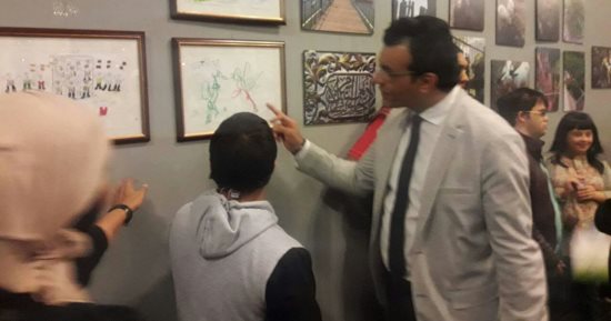 صور.. أمين عام المجلس الأعلى للثقافة يفتتح معرض "إشراقات فنية" بالهناجر