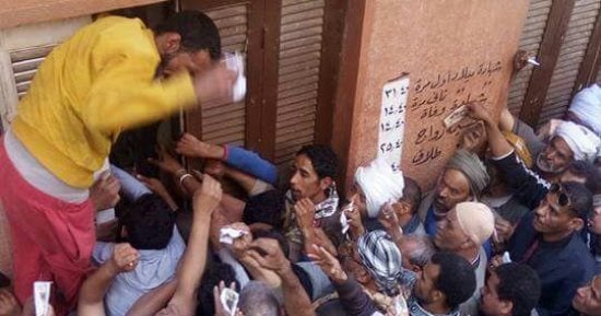 صور.. شكوى من تكدس المواطنين أمام مكتب سجل مدنى البلينا بسوهاج
