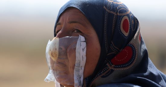 متظاهرون فى غزة يستخدمون أقنعة بدائية للحماية من قنابل الغاز الإسرائيلية