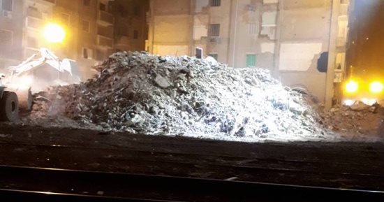 البحث عن جثث ضحايا عقار الإسكندرية ليلا باستخدام الكلاب البوليسية