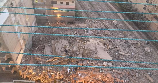 قارئ يشارك بصور انهيار عقار فى مصطفى كامل بالإسكندرية 
