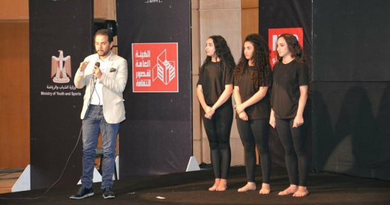 صور.. عصام السيد يمنح "نساء تحت الاحتلال" شهادة مشاركة بمهرجان شرم الشيخ