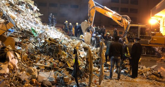 صور.. محافظ الإسكندرية: انتشال جثمان آخر من تحت أنقاض عقار مصطفى كامل المنهار