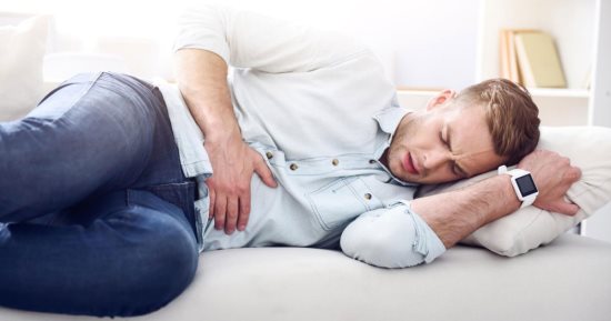 إمساك وقىء.. تعرف على أعراض وأسباب انسداد الأمعاء