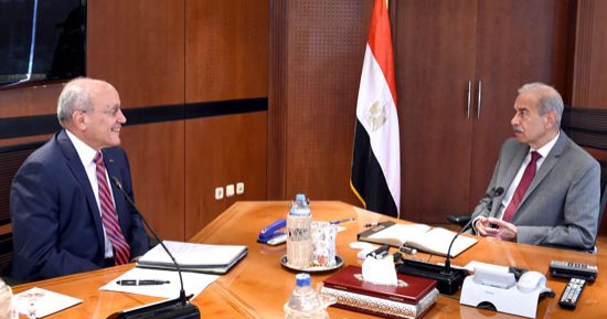 رئيس الوزراء: التوسع فى إقامة المشروعات الصناعية يسهم فى توفير فرص العمل