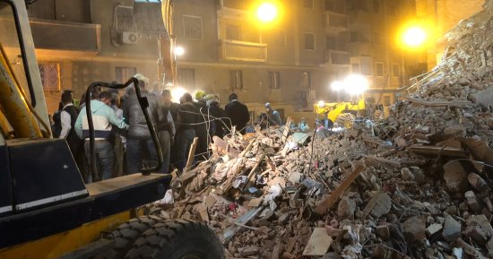 محافظ الاسكندرية: انتشال جثمان ثالث لسيدة تحت أنقاض العقار المنهار بـ "مصطفى كامل"