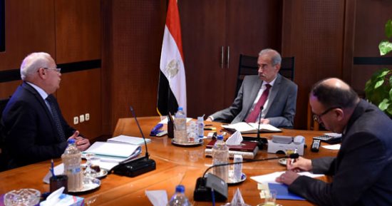 صور.. رئيس الوزراء يتابع مع محافظ بورسعيد المشروعات الخدمية والتنموية بالمحافظة 