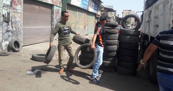 صور.. حملات ببورسعيد لجمع إطارات السيارات المستعملة منعا لحرقها فى شم النسيم
